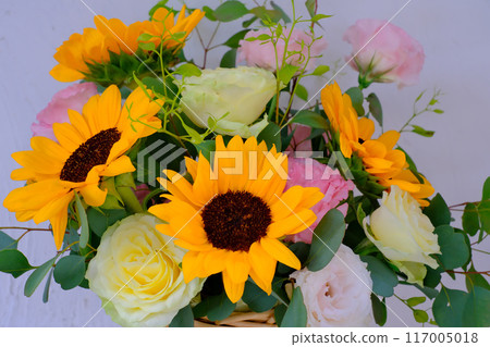 Flower arrangement with sunflowers 117005018