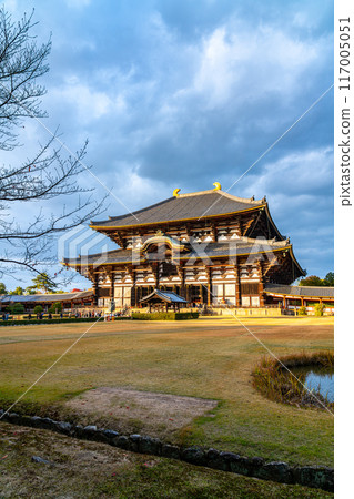 【奈良縣】夕陽照耀下的東大寺大佛殿 【奈良縣】夕陽照耀下的東大寺大佛殿 117005051