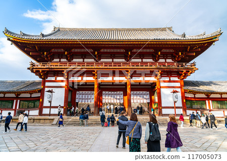 [奈良縣] 令人印象深刻的東大寺中央大門 117005073