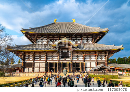 【奈良縣】夕陽照耀下的東大寺大佛殿 117005078