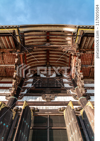 [奈良縣] 從正下方看到的東大寺大佛殿 117005084