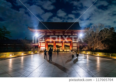 [Nara Prefecture] The illuminated inner gate of the Great Buddha Hall of Todaiji Temple 117005704