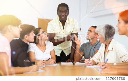 Group of people attending language course 117005788