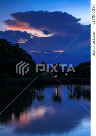 2024年夏季奈良公園鷺池浮見堂夜景，怪物般的雷雨雲及其在水面上的巨大倒影 117006050