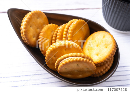 Peanut cream sandwich cracker Peanut cream sandwich cracker 117007328