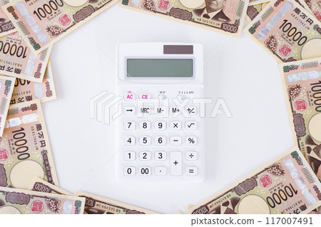 計算器和10000日元的賬單 計算器和10000日元的賬單 117007491