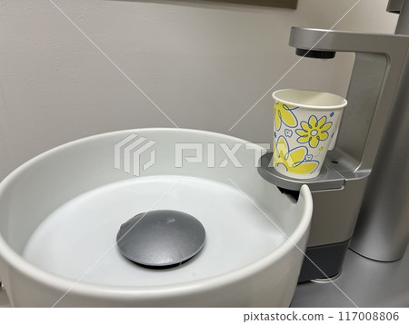 牙醫檢查台上的漱口台和痰盂 牙醫檢查台上的漱口台和痰盂 117008806