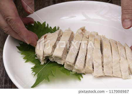 Sliced chicken: Place the chicken breast on a plate 117008987