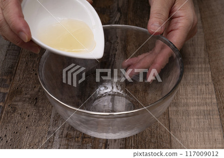 流口水鴨 為流口水鴨製作醬汁 117009012