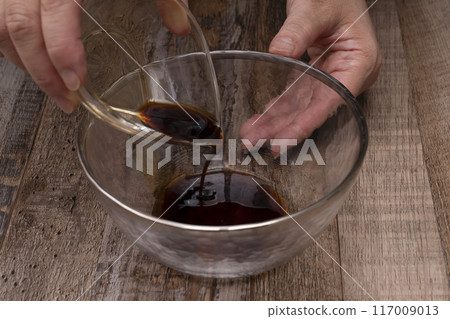 流口水鴨 為流口水鴨製作醬汁 流口水鴨 為流口水鴨製作醬汁 117009013