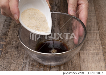 流口水鴨 為流口水鴨製作醬汁 流口水鴨 為流口水鴨製作醬汁 117009014