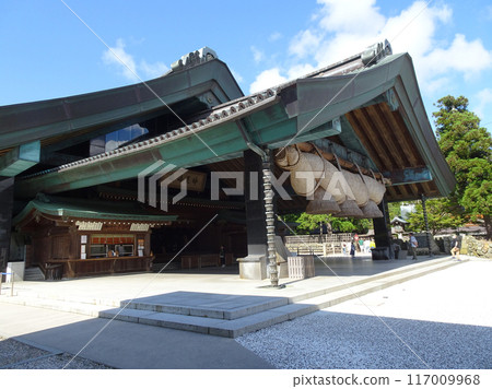 出雲大社的神樂殿 (Kaguraden)，日本最大的注連繩之一 照片 117009968