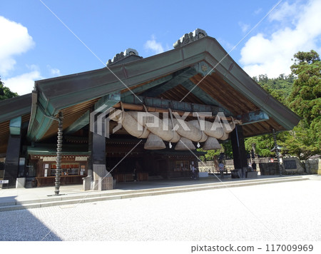 出雲大社的神樂殿 (Kaguraden)，日本最大的注連繩之一 照片 117009969