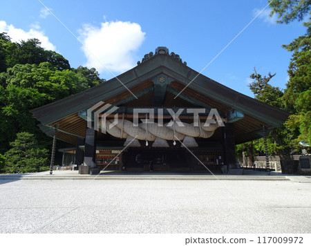 出雲大社的神樂殿 (Kaguraden)，日本最大的注連繩之一 照片 117009972