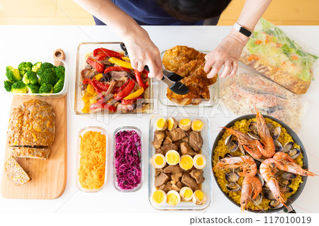 穿著圍裙的女人提供預煮食物 117010019