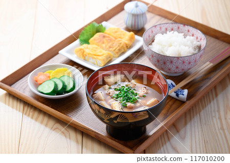 這是日式菜餚，納豆湯（納豆味噌湯和米飯）早餐圖片 117010200