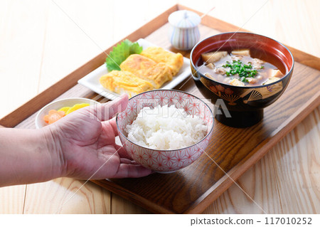 這是日式菜餚,納豆湯(納豆味噌湯和米飯)早餐圖片 這是日式菜餚,納豆湯(納豆味噌湯和米飯)早餐圖片 117010252