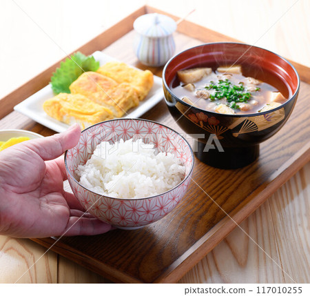 這是日式菜餚,納豆湯(納豆味噌湯和米飯)早餐圖片 這是日式菜餚,納豆湯(納豆味噌湯和米飯)早餐圖片 117010255