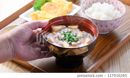 這是日式菜餚,納豆湯(納豆味噌湯和米飯)早餐圖片 這是日式菜餚,納豆湯(納豆味噌湯和米飯)早餐圖片 117010265