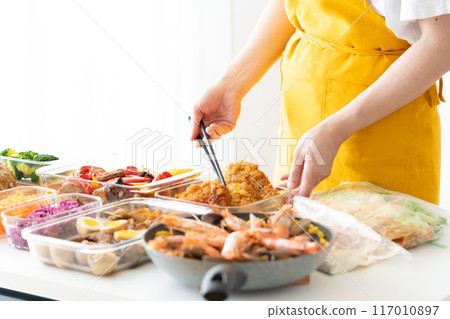 穿著圍裙的女人提供預煮食物 117010897