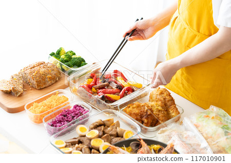 穿著圍裙的女人提供預煮食物 穿著圍裙的女人提供預煮食物 117010901