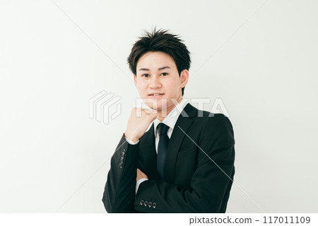 Businessman in twenties who has arms Businessman in twenties who has arms 117011109