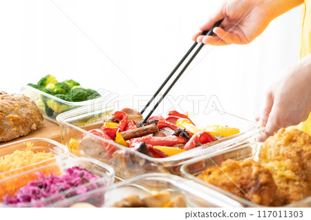 一名婦女提供預先準備好的食物 117011303