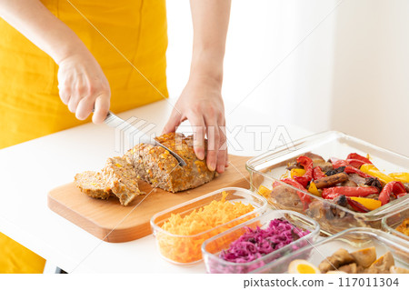 穿著黃色圍裙切肉餅的女人的手 117011304