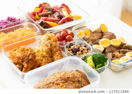 Prepared meals packed in glass storage containers 117011886