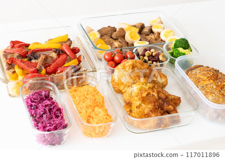 預先準備好的菜餚裝在玻璃儲存容器中，排列在窗邊的桌子上 117011896