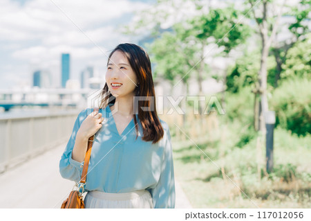 Commuting business woman Commuting business woman 117012056