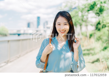 Commuting business woman 117012059