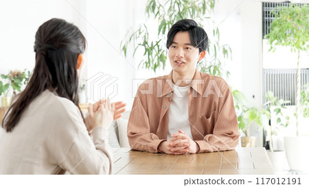夫妻倆在客廳嚴肅地交談 117012191
