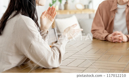 夫妻倆在客廳嚴肅地交談 117012210