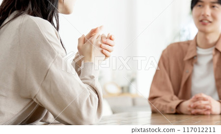 夫妻倆在客廳嚴肅地交談 117012211