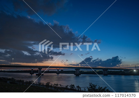 從淀川河流公園看到的茜紅色的天空和枚方橋 117014370