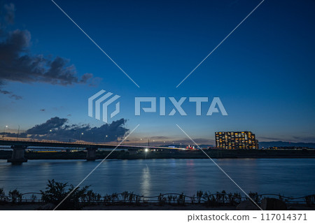 從淀川公園看到枚方橋和公寓大樓的日落景觀 117014371