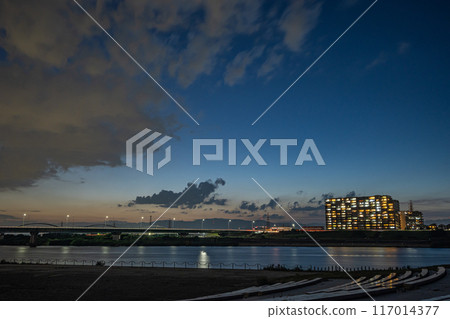 Evening view of Hirakata Bridge and apartment buildings from Yodogawa River Park 117014377