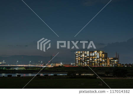 Evening view of Hirakata Bridge and apartment buildings from Yodogawa River Park Evening view of Hirakata Bridge and apartment buildings from Yodogawa River Park 117014382