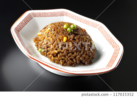 黑色背景下燒焦的醬油炒飯的照片 117015352