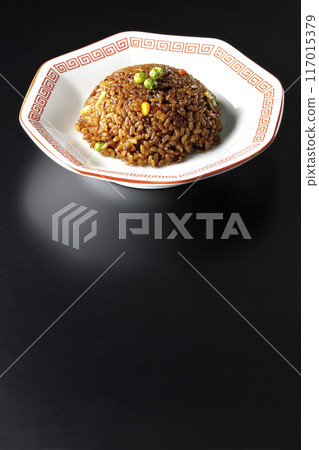 黑色背景下燒焦的醬油炒飯的照片 117015379