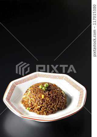 黑色背景下燒焦的醬油炒飯的照片 117015380