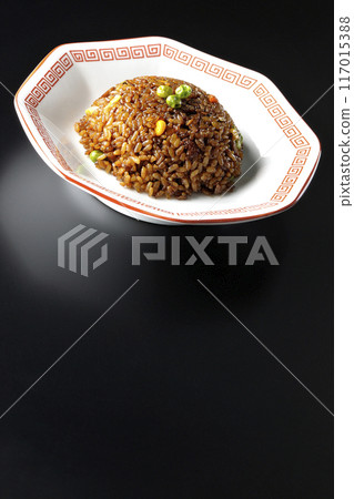 黑色背景下燒焦的醬油炒飯的照片 黑色背景下燒焦的醬油炒飯的照片 117015388