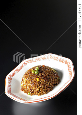 黑色背景下燒焦的醬油炒飯的照片 黑色背景下燒焦的醬油炒飯的照片 117015391