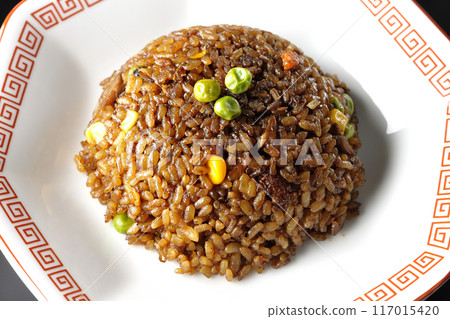 黑色背景下燒焦的醬油炒飯的照片 黑色背景下燒焦的醬油炒飯的照片 117015420