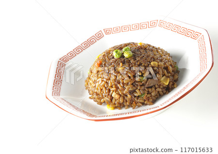 白色背景下拍攝的燒焦的醬油炒飯 白色背景下拍攝的燒焦的醬油炒飯 117015633
