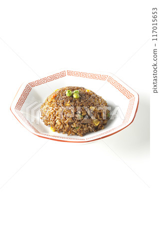 白色背景下拍攝的燒焦的醬油炒飯 117015653