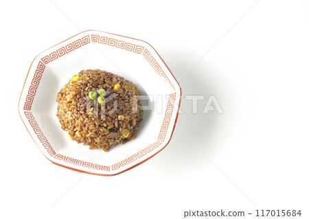 白色背景下拍攝的燒焦的醬油炒飯 白色背景下拍攝的燒焦的醬油炒飯 117015684