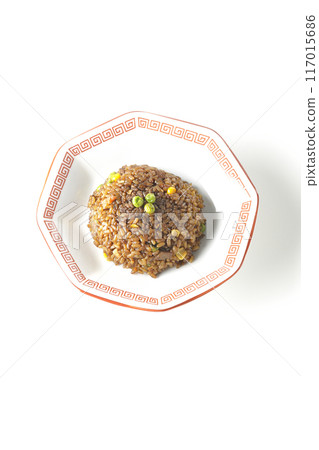 白色背景下拍攝的燒焦的醬油炒飯 117015686