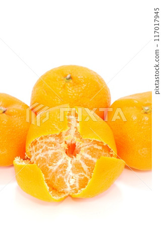 Aoshima mandarin orange, Mikkabi mandarin orange, peeled, white streaks, light background Aoshima mandarin orange, Mikkabi mandarin orange, peeled, white streaks, light background 117017945